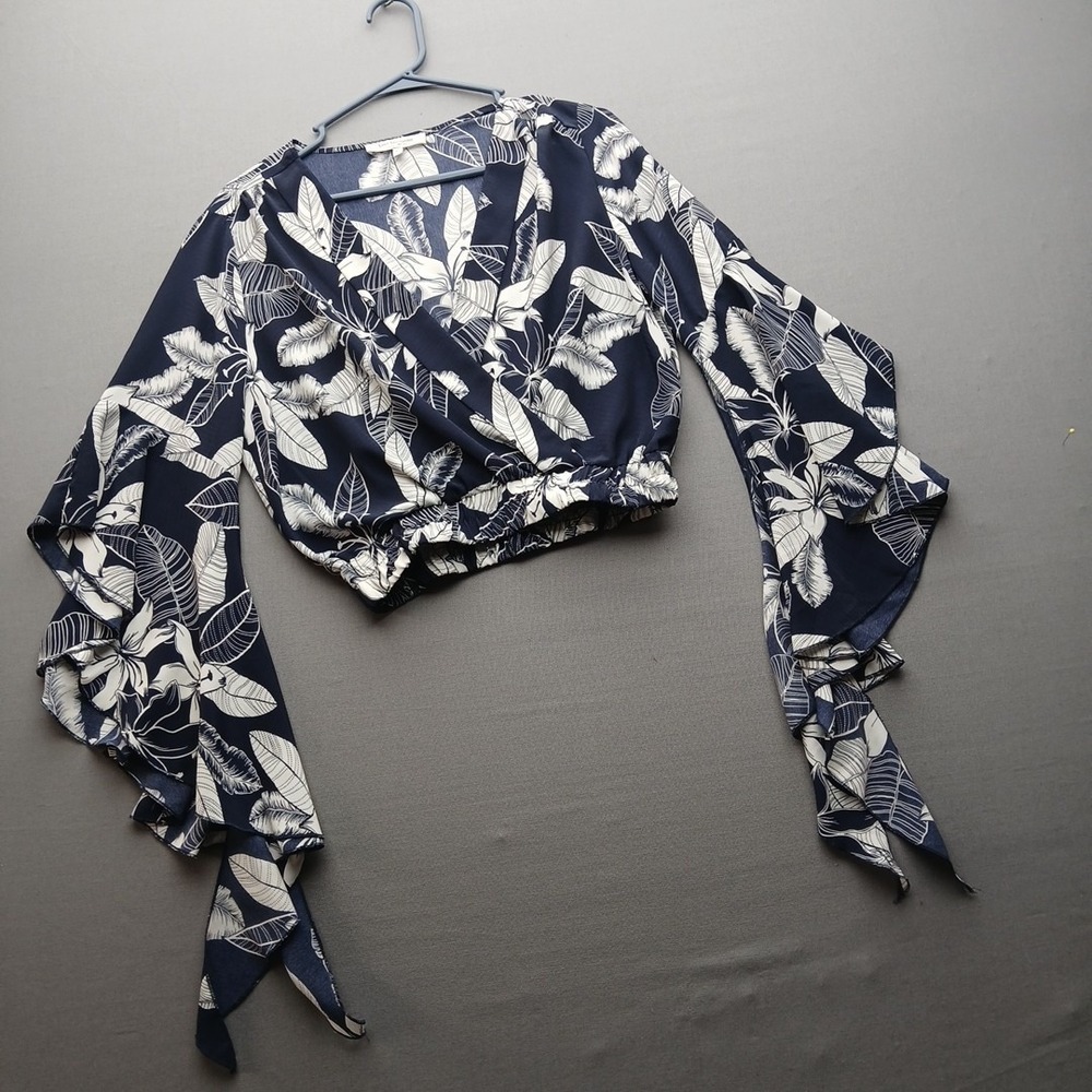 Love Encounter Blouse L  Navy Blue & White, Long Flutter Sleeves GREAT‎ GIFT